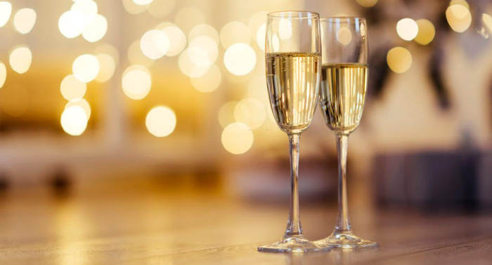 Romántico Atardecer en Pareja: Paseo en Velero de 2h + Cena + Cava Nacional o Moët