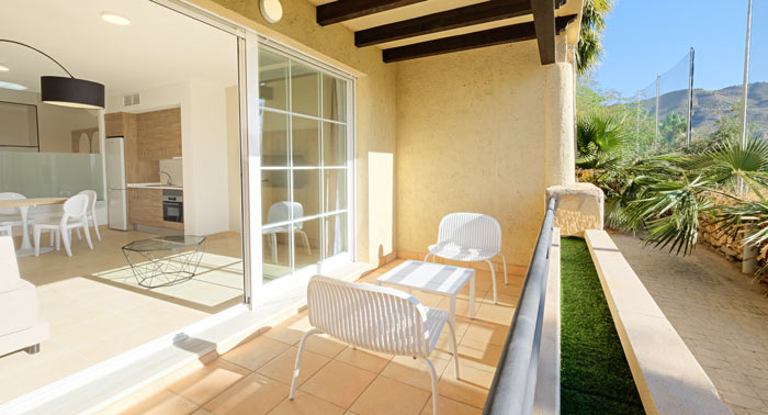 Escapada Romántica en Pareja: 1 Noche + Spa de 120 Minutos en Apartamentos Envía Almería