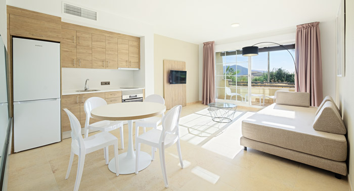 Escapada Romántica en Pareja: 1 Noche + Spa de 120 Minutos en Apartamentos Envía Almería