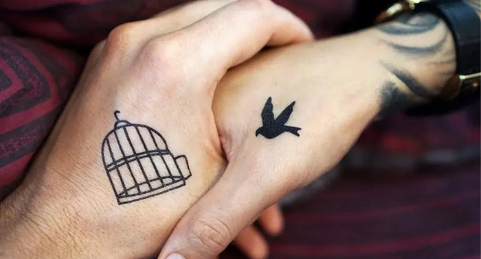 ¡Tatuaje doble en pareja! Celebra una unión eterna con este planazo de Hueso Tattoo