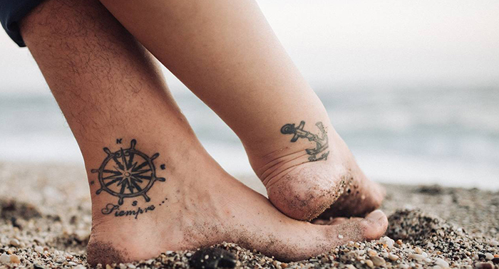 ¡Tatuaje doble en pareja! Celebra una unión eterna con este planazo de Hueso Tattoo