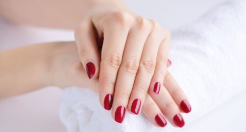 Uñas Perfectas: Manicura o Pedicura con Esmaltado Permanente en Azahara Moreno