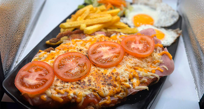 Planazo en Jauja Restaurante!! Milanesa Argentina de 1/2 kg + 2 Bebidas + 1 Postre