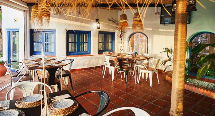 Saborea una deliciosa Paella de Marisco + Botella de Vino para 2 en Restaurante Náutico