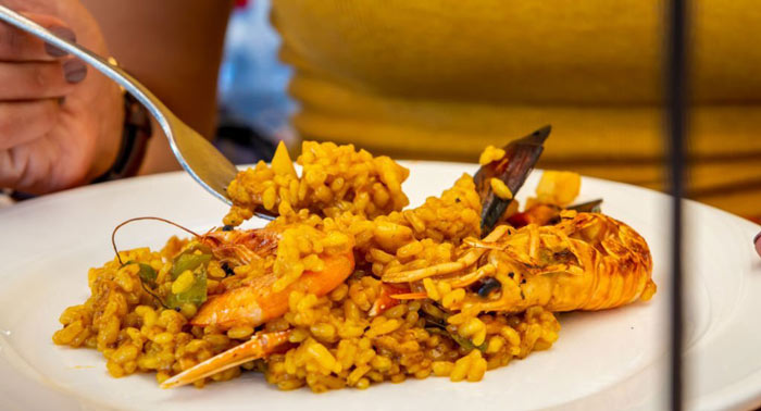Saborea una deliciosa Paella de Marisco + Botella de Vino para 2 en Restaurante Náutico