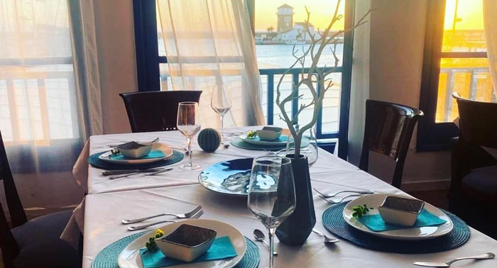 Saborea una deliciosa Paella de Marisco + Botella de Vino para 2 en Restaurante Náutico