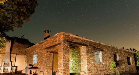 ¡Escapada para 8 pax! Alojamiento +  Botella de Vino + Pan Rústico en Bayárcal