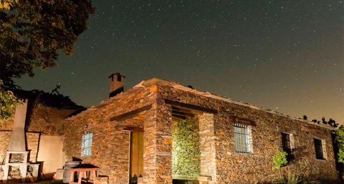 ¡Escapada para 8 pax! Alojamiento +  Botella de Vino + Pan Rústico en Bayárcal