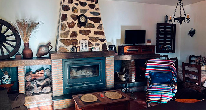 ¡Escapada para 8 pax! Alojamiento +  Botella de Vino + Pan Rústico en Bayárcal
