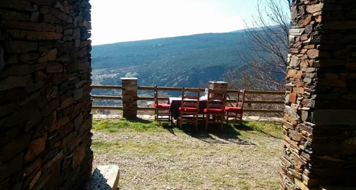 ¡Escapada para 8 pax! Alojamiento +  Botella de Vino + Pan Rústico en Bayárcal