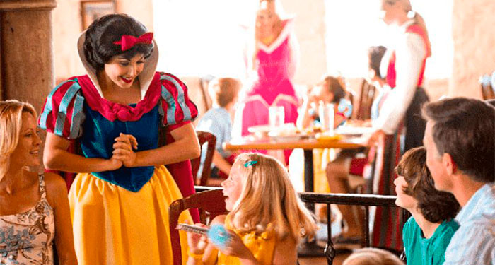 Brunch con las Princesas en el Restaurante El Bosque Encantado, Inspirado en Disney