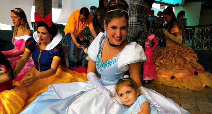 Brunch con las Princesas en el Restaurante El Bosque Encantado, Inspirado en Disney