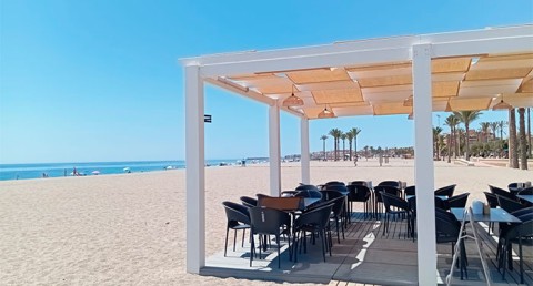 Chiringuito Salinero: Botella Vino + 2 Raciones a elegir, en plena playa de Roquetas