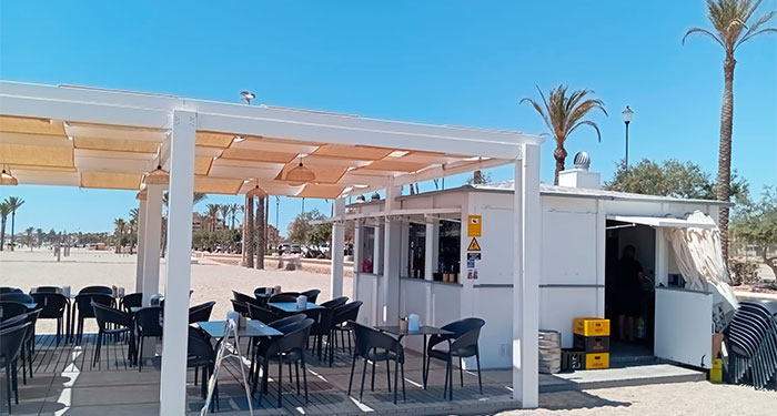 Chiringuito Salinero: Botella Vino + 2 Raciones a elegir, en plena playa de Roquetas