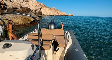 Alquiler de Barco Patrón Navegación Básica hasta 12 personas + Combustible, Aperitivo y Bebida