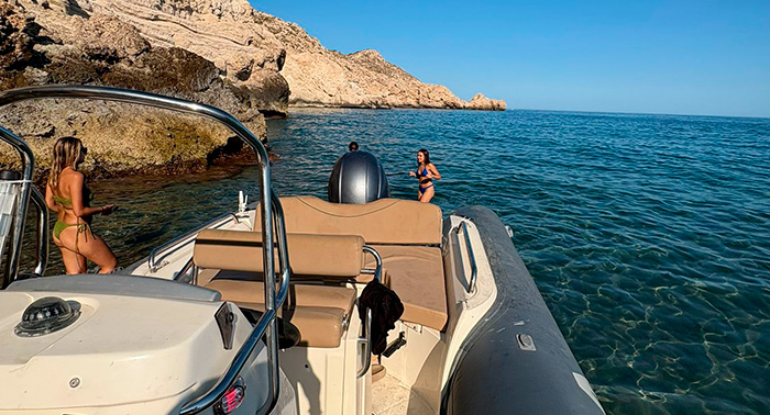 Alquiler de Barco Patrón Navegación Básica hasta 12 personas + Combustible, Aperitivo y Bebida