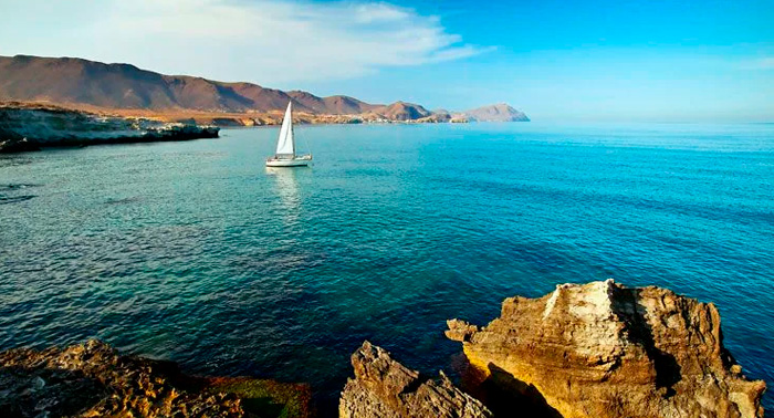 Ruta del Mineral en Velero: Navega durante 4 horas por las aguas cristalinas de Cabo de Gata