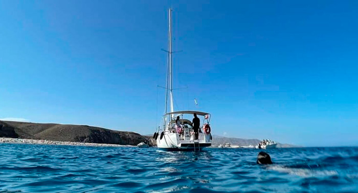 Ruta de Calas en Velero: Navega durante 2 horas por las aguas cristalinas de Cabo de Gata