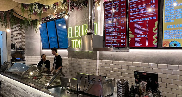 ¡Menú TexMex para 2 o 4 en El Burro Triste! Burritos, Encuerados o Ensaladas + Nachos + Bebidas