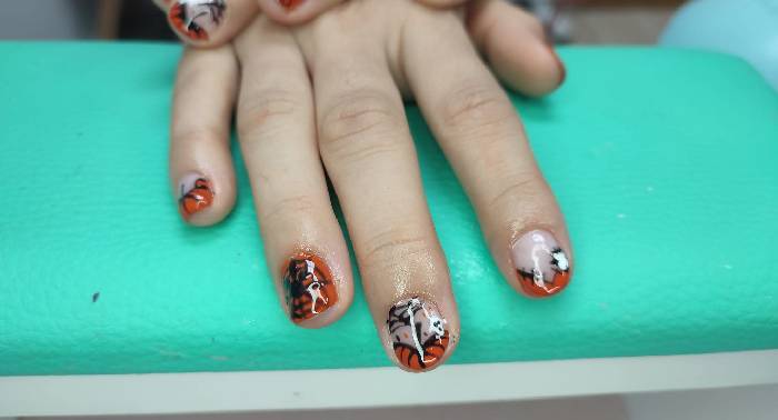 Uñas Perfectas para este Halloween: Esmaltado Permanente con refuerzo en Azahara Moreno