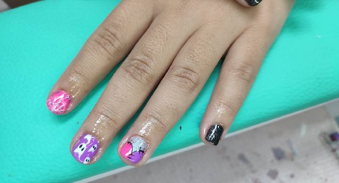 Uñas Perfectas para este Halloween: Esmaltado Permanente con refuerzo en Azahara Moreno