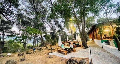 Regala una escapada de aventura y relax: 2 Noches + Botella Vino + 1 Actividad