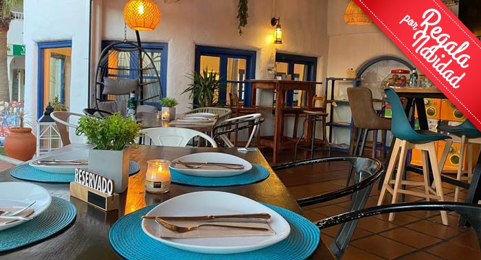 Saborea una deliciosa Paella de Marisco + Botella de Vino para 2 en Restaurante Náutico