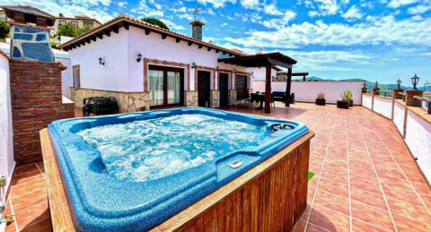 Regala una escapada romántica a la Axarquía Malagueña: 2 noches con Jacuzzi privado