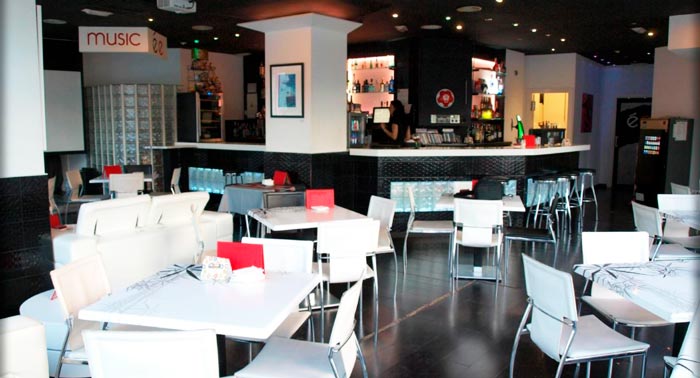 ¡Planazo para 2 Personas! 2 Bebidas + 2 Tapas + 1 Ración a elegir + 1 Postre Casero