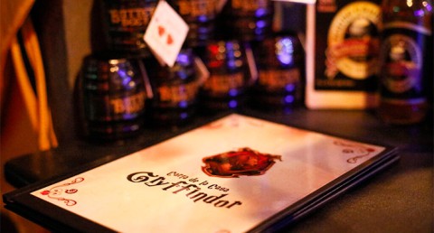 Regala o Disfruta de una Deliciosa Cena en No es Lugar para No Magos para 2 personas