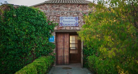 Marmita de Ahlam: 1 Noche + Vino y Tabla Embutidos + Desayuno, opción Suite con Jacuzzi Privado