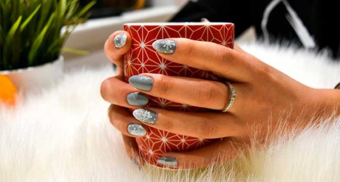 Uñas Perfectas: Manicura o Pedicura con Esmaltado Permanente en Azahara Moreno