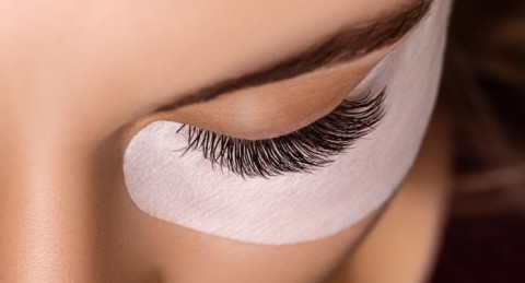 Luce unas pestañas más largas y voluminosas gracias a la extensión de pestañas pelo a pelo