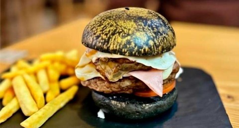 Delicioso Planazo: 2 Hamburguesas en pan bañado en oro + Patatas + 2 Bebidas en Jauja