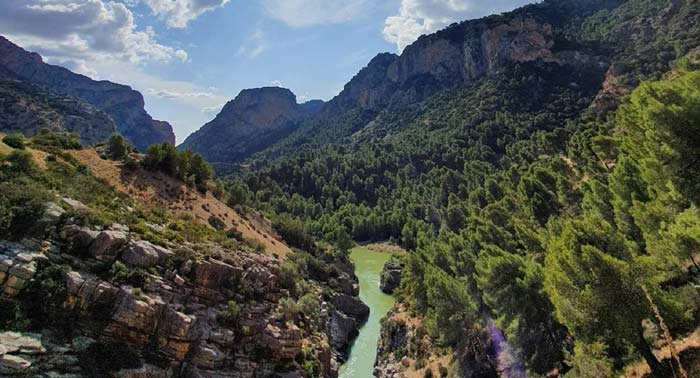 ¡Viaje de aventuras! 1, 2 o 3 Noches en Habitación Doble + Entradas para El Caminito del Rey
