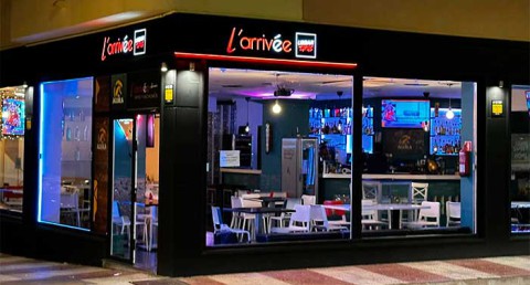 ¡Planazo para 2 Personas! 2 Bebidas + 2 Tapas + 1 Ración a elegir + 1 Postre Casero