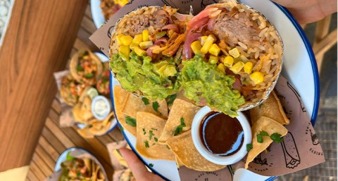 ¡Menú TexMex para 2 o 4 en El Burro Triste! Burritos, Encuerados o Ensaladas + Nachos + Bebidas