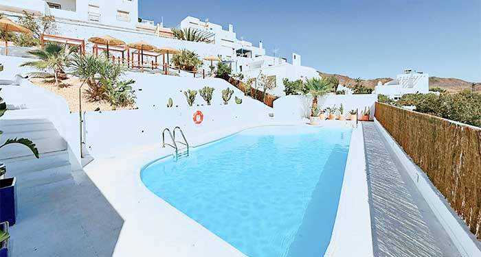 ¡Auténtico relax! Daypass de Tumbona con Acceso a Piscina y Zona Solarium y Bebida