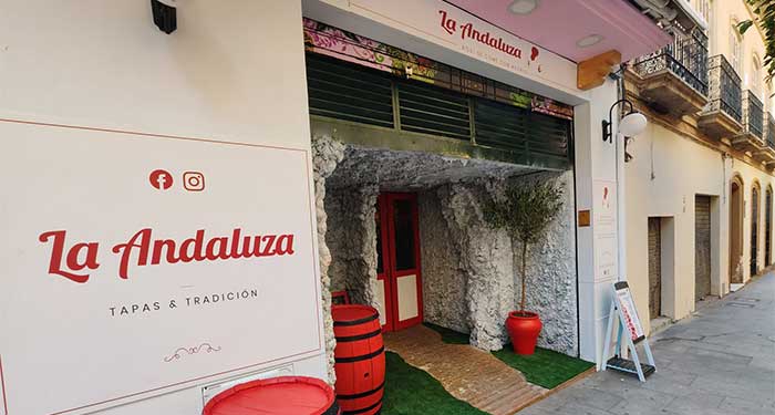 ¡Planazo en pleno centro! 3 tapas y 2 bebidas + 1 postre en La Andaluza